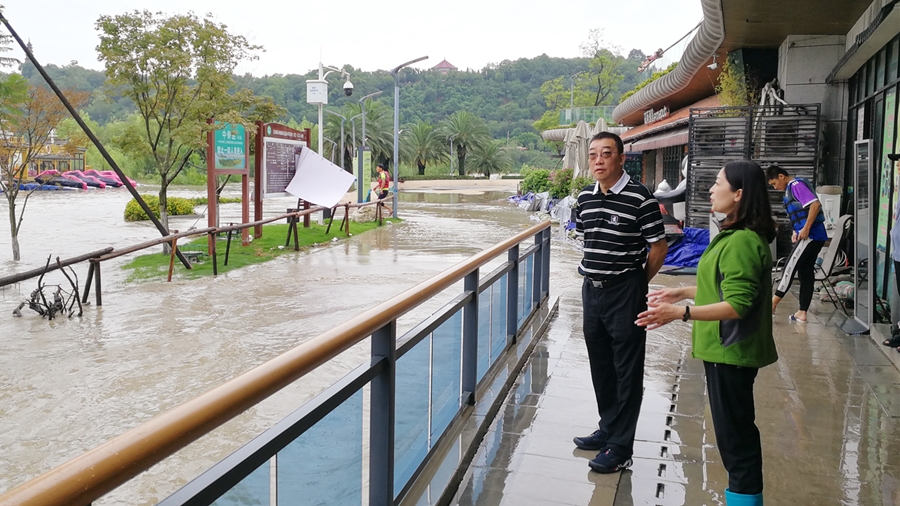 07-8月17日，程一書(shū)記在三江碼頭檢查雨后受災(zāi)情況_副本