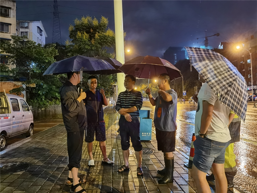 13-建工董事長(zhǎng)鄧章軍、總經(jīng)理吳兵15日晚23時(shí)綿吳路口巡查，道路積水已退去，車輛正常通行_副本