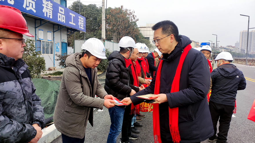 03集團黨委副書記、董事、工會主席張雁看望慰問項目建設(shè)一線班組